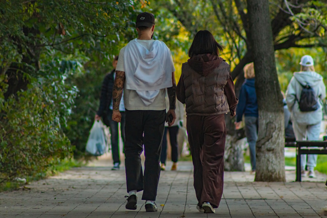 Entspannte ältere Menschen bei sanfter Bewegung